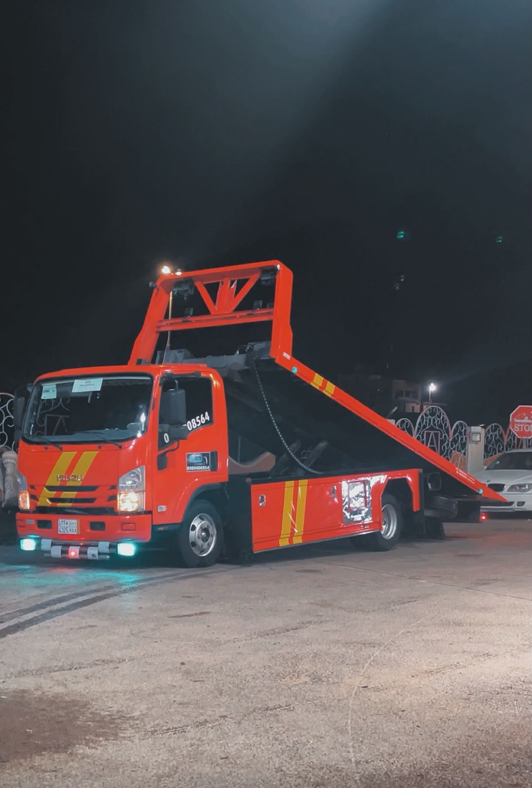 سطحة هيدروليك حمراء جاهزة لنقل السيارات
